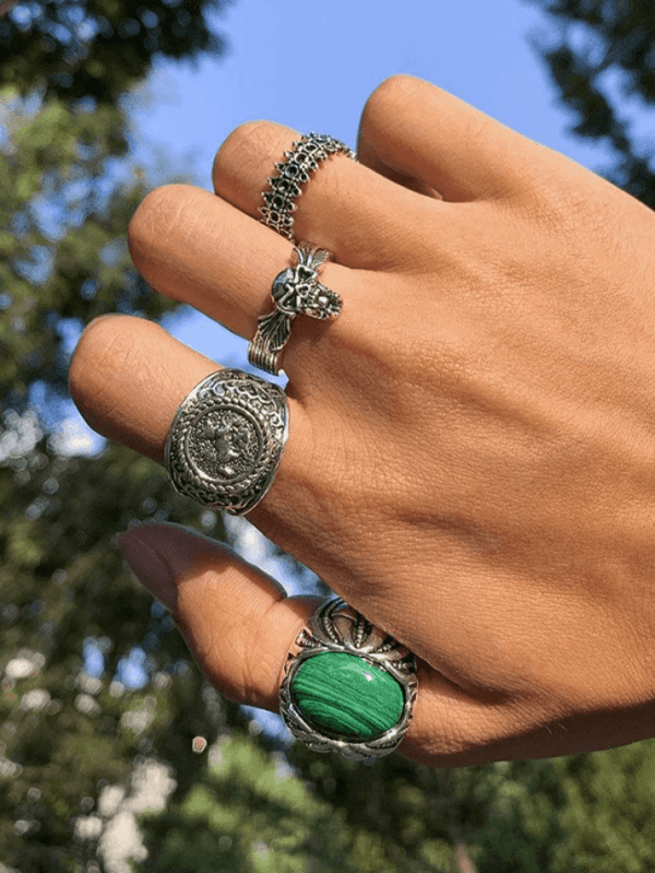 Main Focus Sur Des Bagues Élégantes En Malachite Et Vintage Sur Fond Verdoyant.