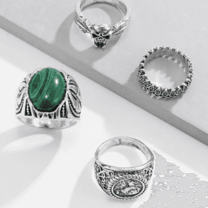 Collection De Bagues En Argent, Mettant En Valeur Une Pierre Malachite Au Design Artisanal.