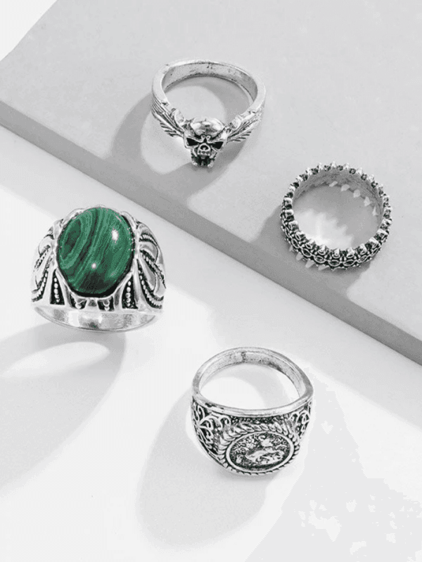 Collection De Bagues En Argent, Mettant En Valeur Une Pierre Malachite Au Design Artisanal.