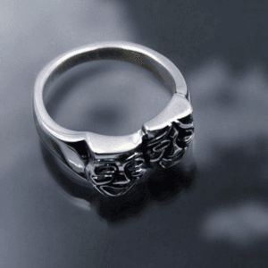 Bague Argentée Artisanale Avec Visages Sculptés, Un Bijou Artistique Et Élégant.