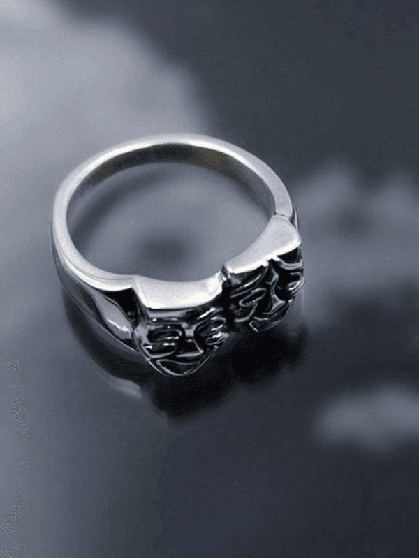 Bague Argentée Artisanale Avec Visages Sculptés, Un Bijou Artistique Et Élégant.