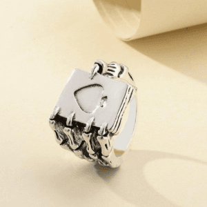 Bague Artisanale En Argent Avec Cœur, Un Accessoire Unique Alliant Élégance Et Originalité.