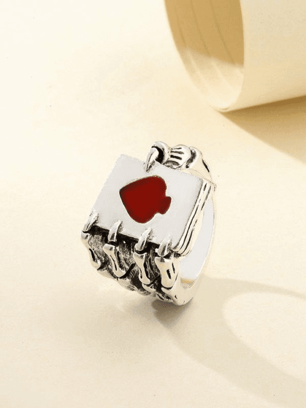 Bague En Argent Avec Motif Cœur Et Griffes, Un Style Gothique Séduisant Et Audacieux.