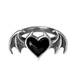 Bague gothique en argent avec cœur noir et ailes de chauve-souris, style romantique edgy.