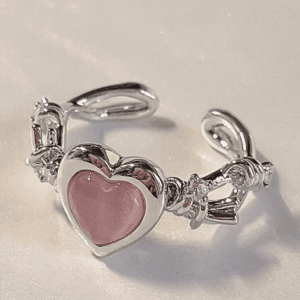 Bague en argent avec cœur rose, parfaite pour un cadeau romantique ou une occasion spéciale.