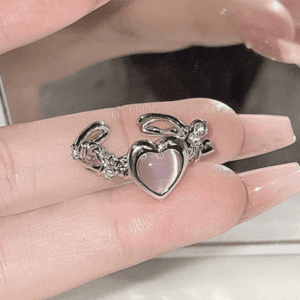 Bague En Argent Avec Cœur Rose : Élégance Romantique Et Détails Étincelants.