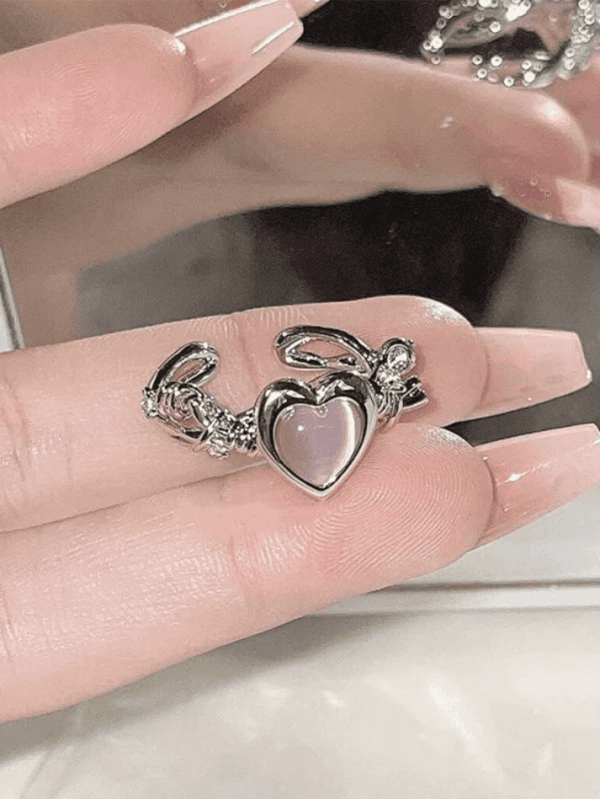 Bague En Argent Avec Cœur Rose : Élégance Romantique Et Détails Étincelants.