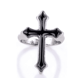 Bague croix moderne en argent avec émail noir, symbole de style et daffirmation personnelle.