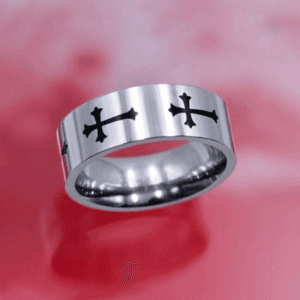 Bague en acier inoxydable avec motifs de croix noires sur fond rouge éclatant.