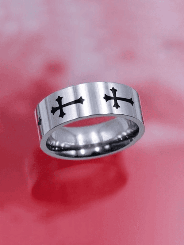 Bague En Acier Inoxydable Avec Motifs De Croix Noires Sur Fond Rouge Éclatant.