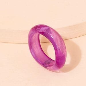 Bague En Acrylique Violet, Design Moderne Et Élégant Pour Accessoires Contemporains.