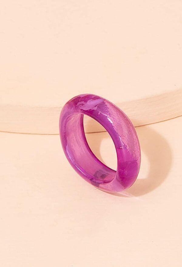 Bague En Acrylique Violet, Design Moderne Et Élégant Pour Accessoires Contemporains.