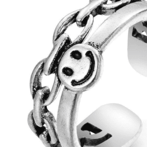 Bague En Argent Moderne Avec Motif De Sourire, Alliant Élégance Et Originalité.