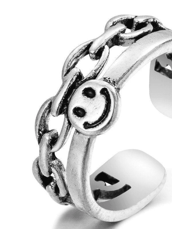 Bague En Argent Moderne Avec Motif De Sourire, Alliant Élégance Et Originalité.