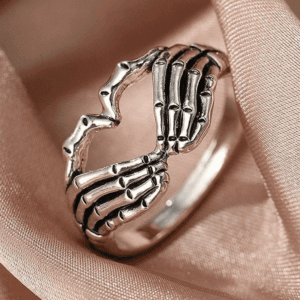 Bague En Argent À Motif Squelette, Élégante Et Audacieuse, Symbolisant Connexion Et Individualité.