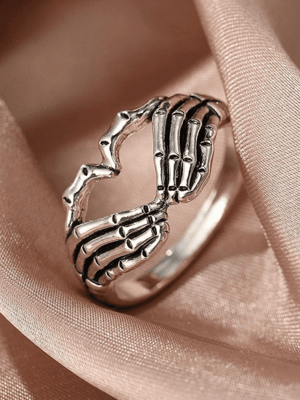 Bague En Argent À Motif Squelette, Élégante Et Audacieuse, Symbolisant Connexion Et Individualité.