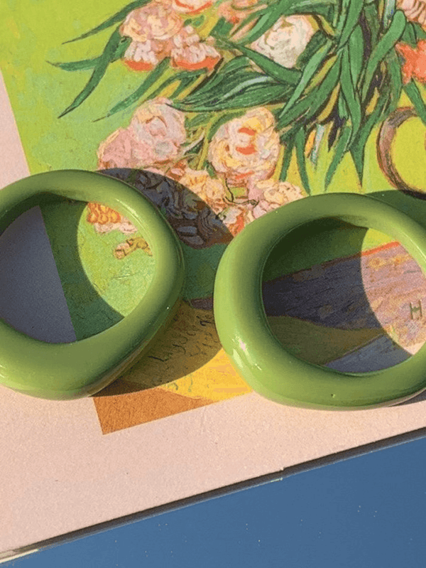 Bague Verte Élégante Sur Illustration Florale, Évoquant Le Style Y2K.