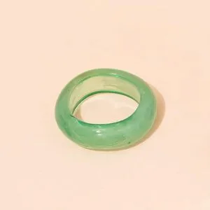 Bague verte translucide élégante au design minimaliste pour un style moderne et raffiné.