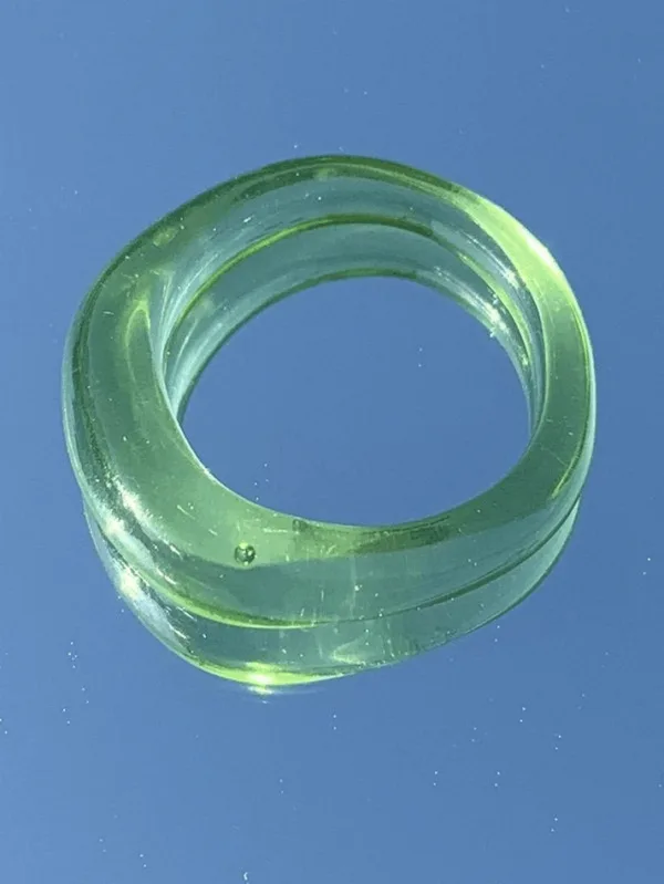Bague Verte Translucide Au Design Artistique, Parfaite Pour Un Accessoire Tendance Et Créatif.