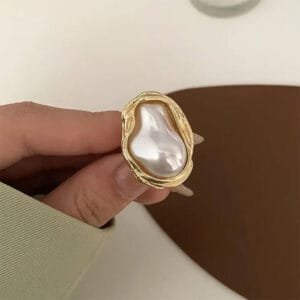 Bague En Or Avec Perle Baroque, Élégante Et Unique, Idéale Pour Un Style Raffiné.