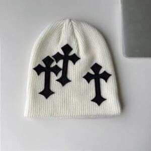 Bonnet blanc Y2K avec croix noires, accessoire tendance et original pour lhiver.