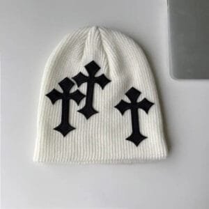 Bonnet Blanc Élégant Avec Crosses Noires, Idéal Pour Une Mode Moderne Et Décontractée.