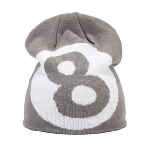 Bonnet gris avec numéro 8, accessoire tendance et décontracté pour un look moderne.