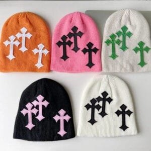 Bonnets Colorés Avec Motifs De Croix Graphiques, Tendance Mode Contemporaine Et Urbaine.