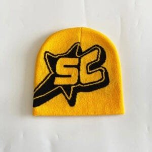 Bonnet Jaune Dynamique Avec Design Graphique Noir, Parfait Pour Un Look Sportif Et Moderne.