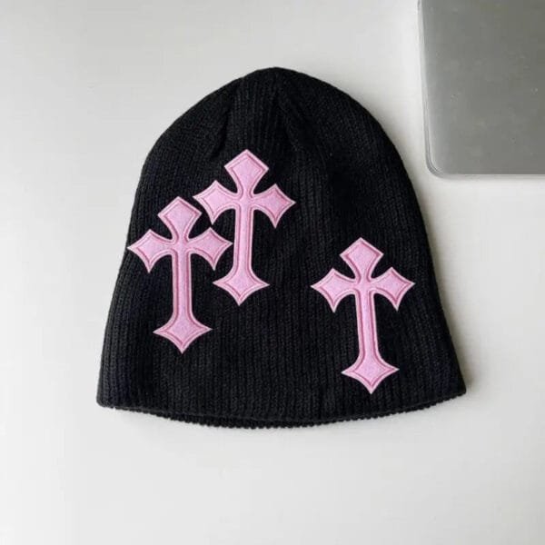 Bonnet Noir Avec Croix Rose : Un Accessoire Tendance Et Stylé Pour Un Look Audacieux.