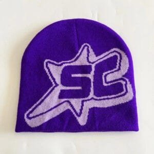 Bonnet violet tendance Y2K avec logo étoilé, style moderne et confortable pour hiver.