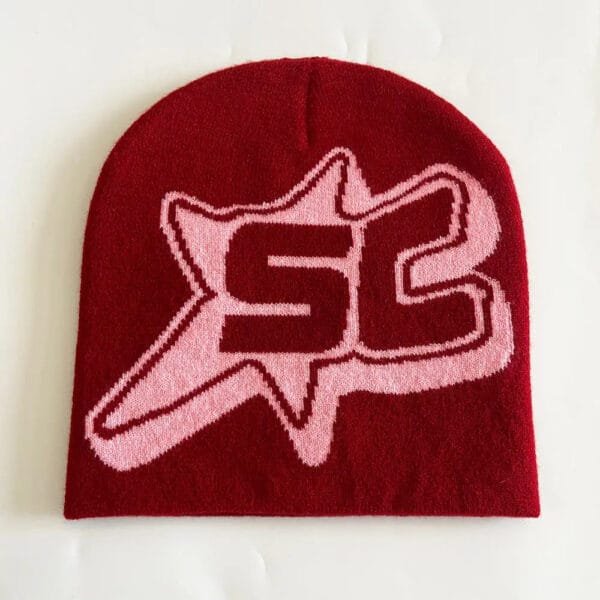 Bonnet Rouge Avec Logo Rose, Accessoire Tendance Pour Les Saisons Froides.