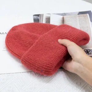 Bonnet Rouge Tricoté, Doux Et Chaleureux, Idéal Pour Lhiver Avec Un Livre À Proximité.