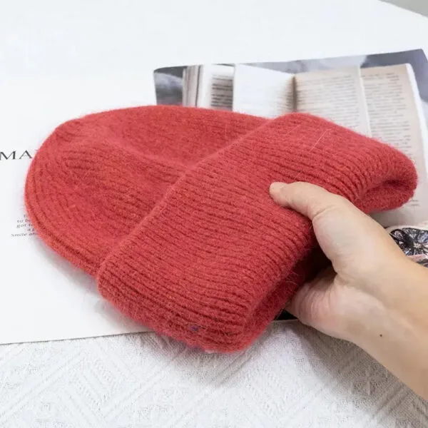 Bonnet Rouge Tricoté, Doux Et Chaleureux, Idéal Pour Lhiver Avec Un Livre À Proximité.