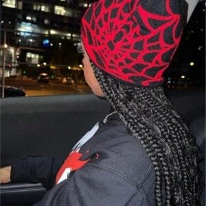 Personne En Voiture, Bonnet Spiderweb Rouge, Ambiance Urbaine Nocturne, Style Moderne.