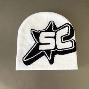 Bonnet Blanc Tendance Avec Logo Sc Dynamique, Parfait Pour Le Style Décontracté.