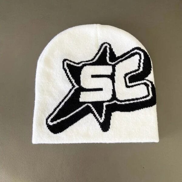Bonnet Blanc Tendance Avec Logo Sc Dynamique, Parfait Pour Le Style Décontracté.