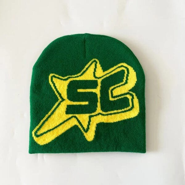 Bonnet Vert Tendance Avec Emblème Sc Et Étoiles, Parfait Pour Un Style Décontracté En Hiver.