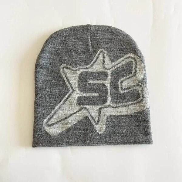 Bonnet Gris Élégant Avec Logo Étoilé, Parfait Pour Lhiver Et Les Activités En Extérieur.