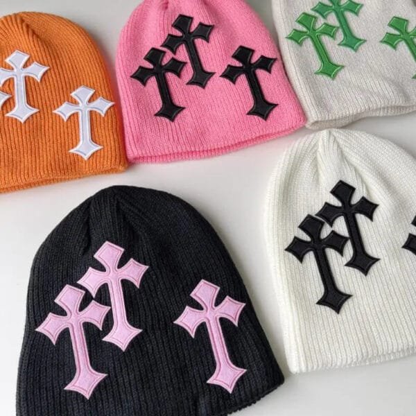 Collection De Bonnets Colorés Avec Designs De Croix, Parfaits Pour Un Style Urbain Y2K.