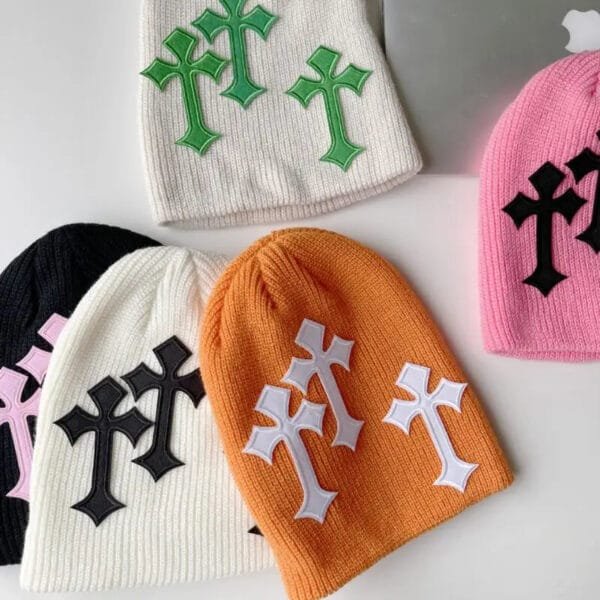 Bonnets Colorés Avec Motifs De Croix, Parfaits Pour Un Style Urbain Et Décontracté.