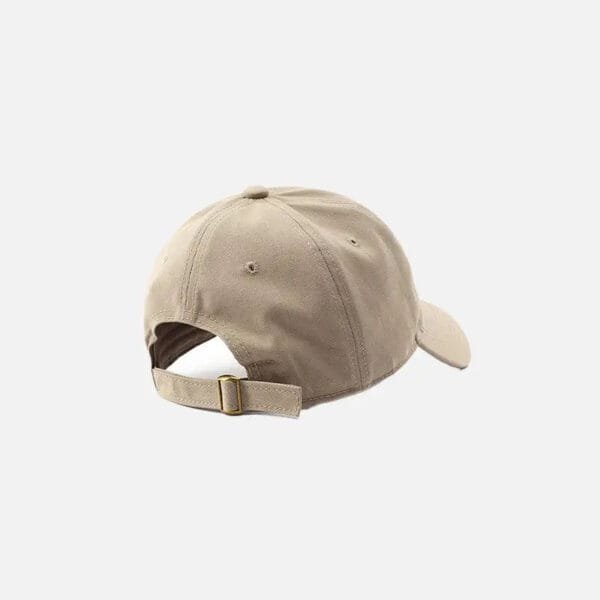 Casquette Beige Minimaliste Avec Sangle Ajustable, Élégante Et Polyvalente Pour Toutes Occasions.