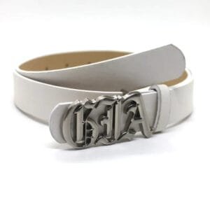 Ceinture Élégante En Cuir Blanc Avec Boucle Argentée Au Design Contemporain.