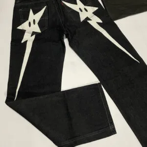 Jeans noirs avec motifs graphiques audacieux pour un style moderne et urbain.