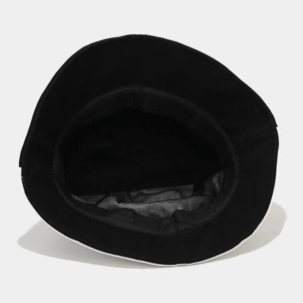 Chapeau Noir Classique Au Style Élégant Et Décontracté, Parfait Pour Toutes Les Occasions.