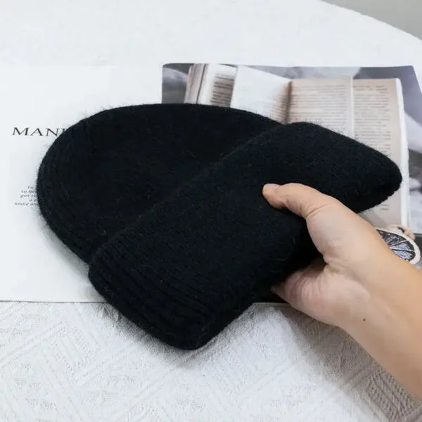Bonnet Et Écharpe Noirs : Accessoires Essentiels Pour Un Hiver Chaleureux Et Stylé.