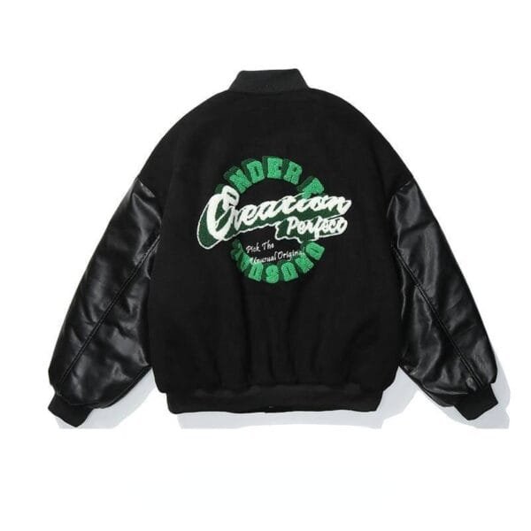 Veste Bomber Stylée Avec Graphisme Unique Creation Under Et Matériaux Contrastants.