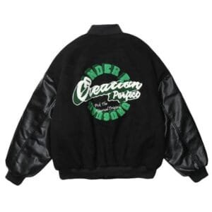 Veste Bomber Noire Stylée Avec Logo Créatif Et Éléments En Cuir Contrastants.
