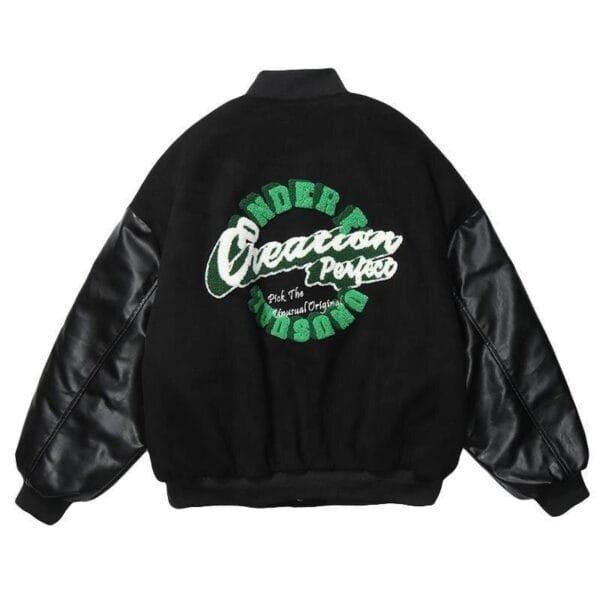 Veste Bomber Noire Stylée Avec Logo Créatif Et Éléments En Cuir Contrastants.