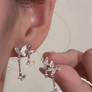 Boucles doreilles en argent ornées de fleurs et strass, un accessoire élégant et intemporel.